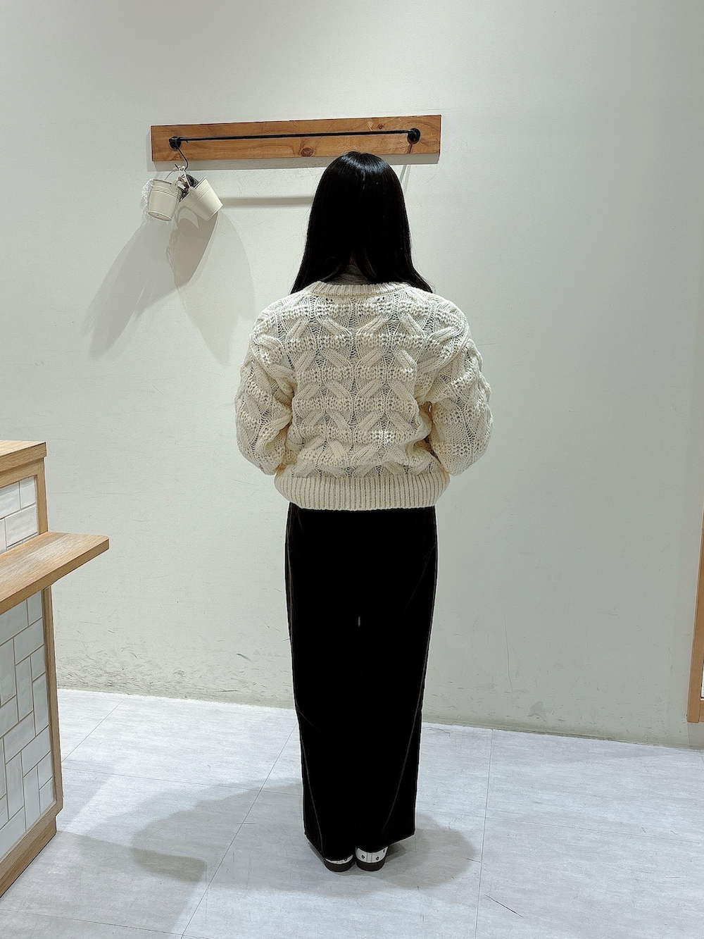 ホワイト系のニット/セーター、グレー系のTシャツ/カットソー、ブラウン系のその他パンツを着用したレディースの秋コーディネートの3枚目の写真