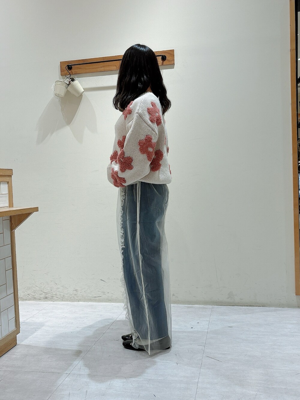 ホワイト系のニット/セーター、ブルー系のデニムパンツ、ホワイト系のパンツを着用したレディースの秋コーディネートの2枚目の写真