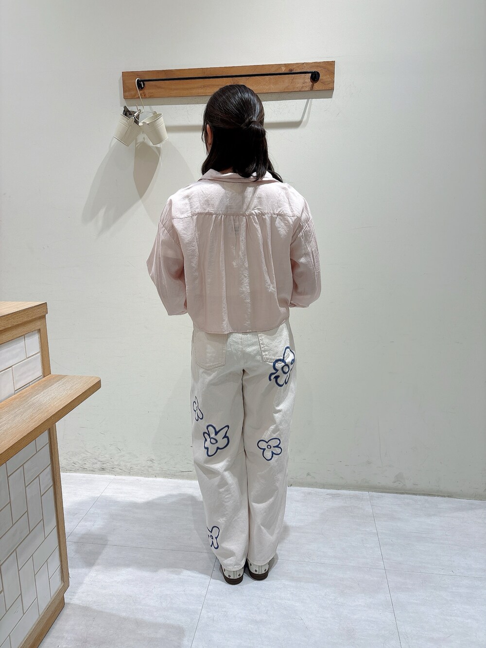 ピンク系のシャツ/ブラウス、ホワイト系のTシャツ/カットソー、ホワイト系のその他パンツを着用したレディースの春コーディネートの3枚目の写真