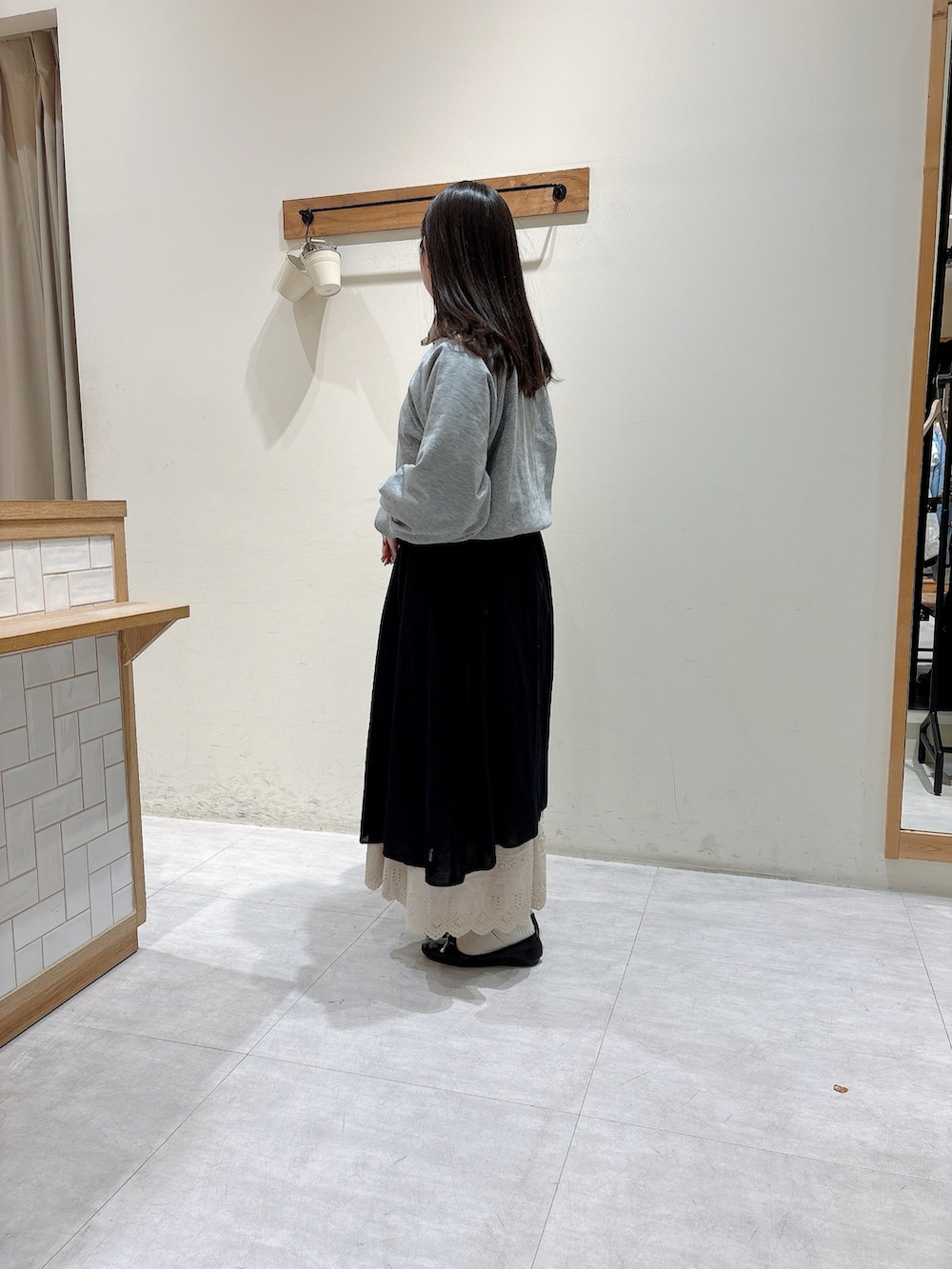 グレー系のトップス、ブラック系のワンピース/ドレス、ホワイト系のワンピース/ドレスを着用したレディースの冬コーディネートの2枚目の写真