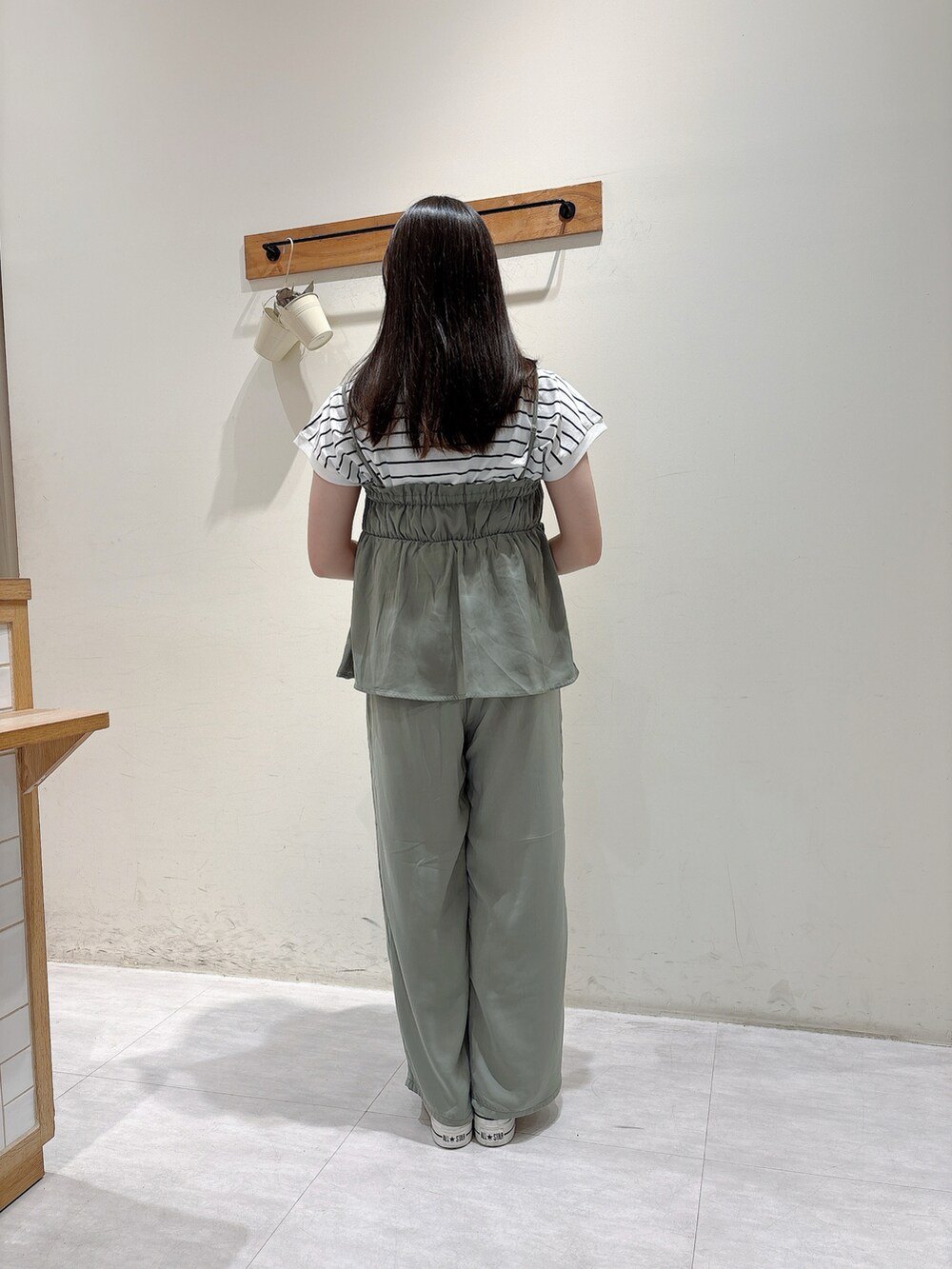 グリーン系のシャツ/ブラウス、ブラック系のトップス、グリーン系のその他パンツを着用したレディースの春コーディネートの3枚目の写真