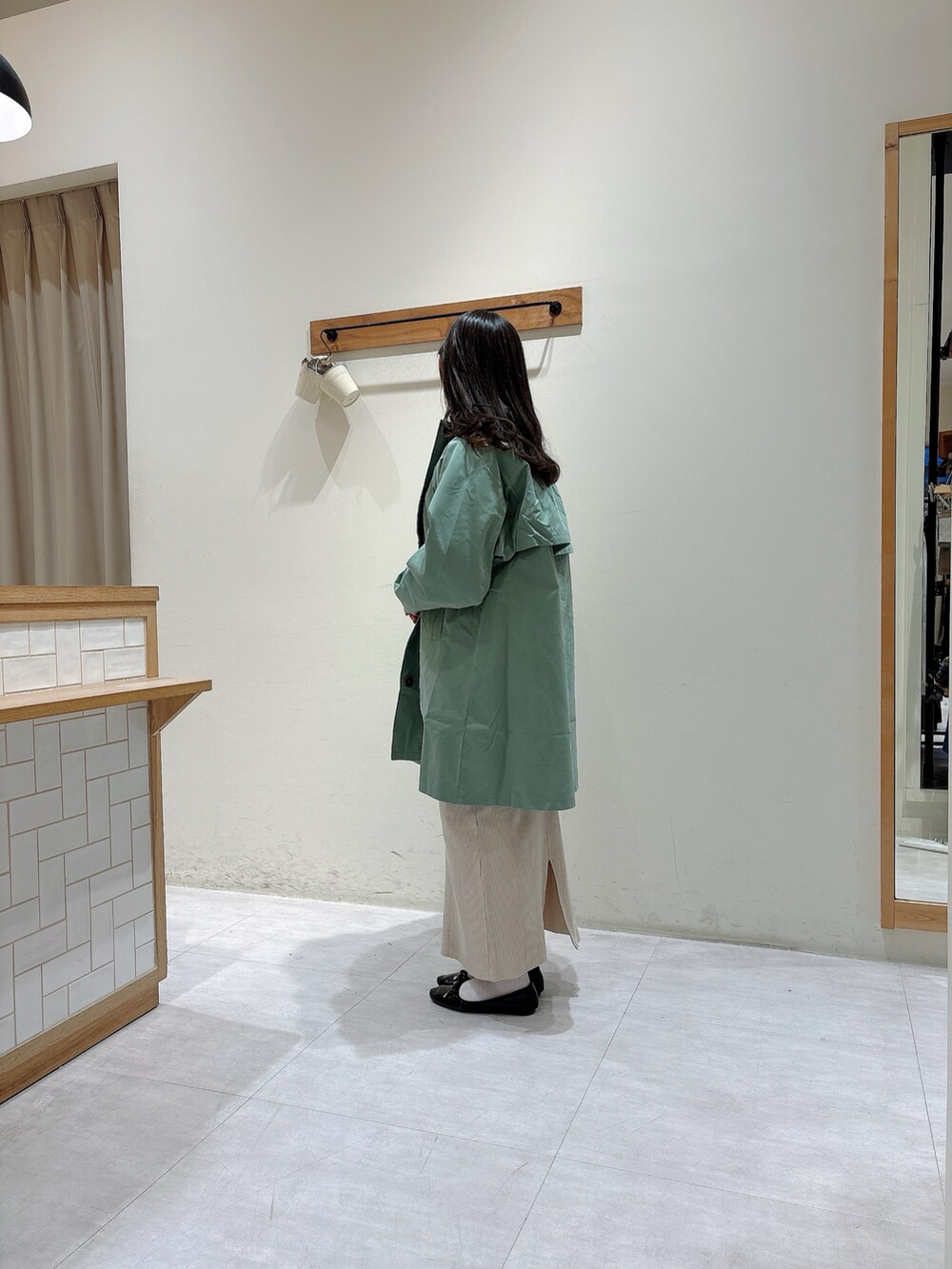 ホワイト系のシャツ/ブラウス、グリーン系のジャケット/アウター、ホワイト系のスカートを着用したレディースの春コーディネートの2枚目の写真