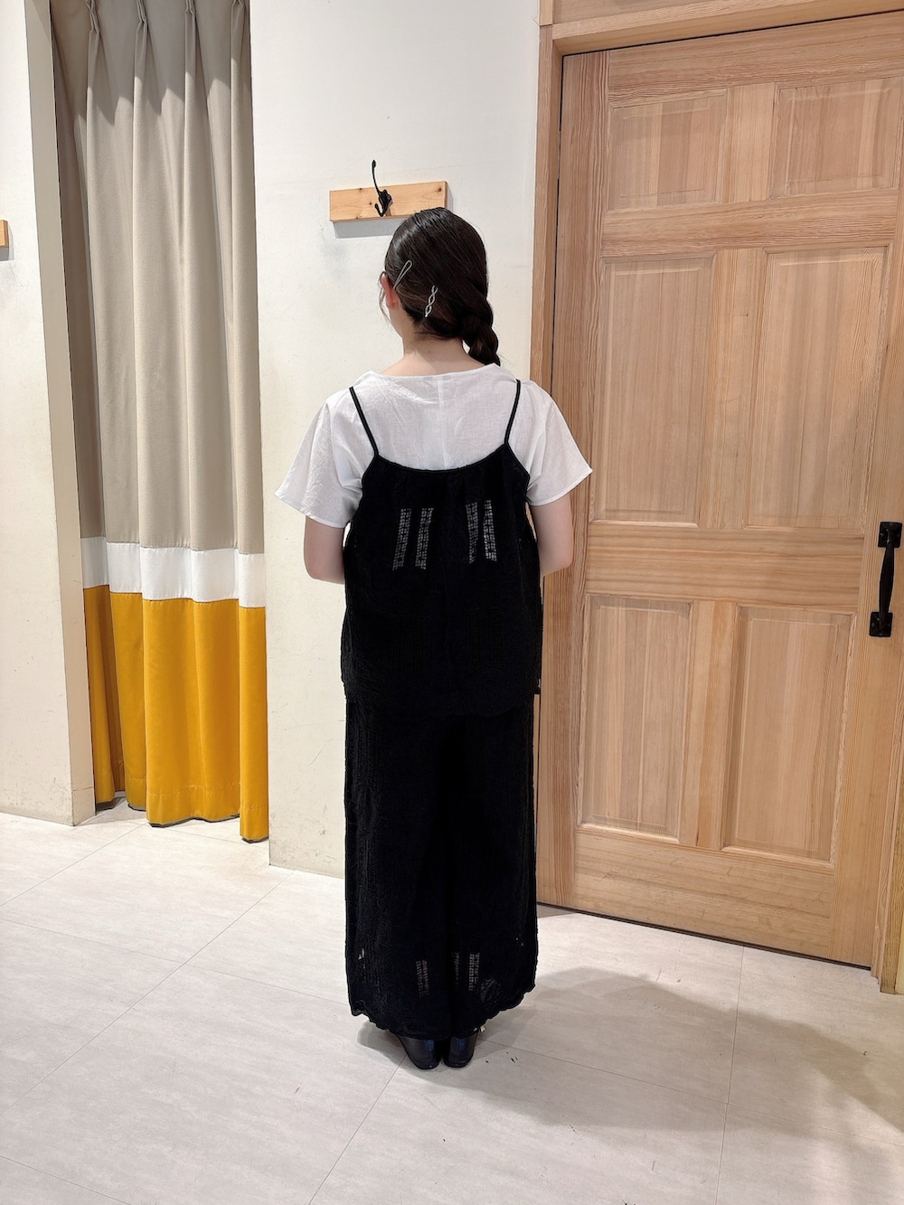 ブラック系のパンツ、ブラック系のシャツ/ブラウス、ホワイト系のシャツ/ブラウスを着用したレディースの春コーディネートの3枚目の写真