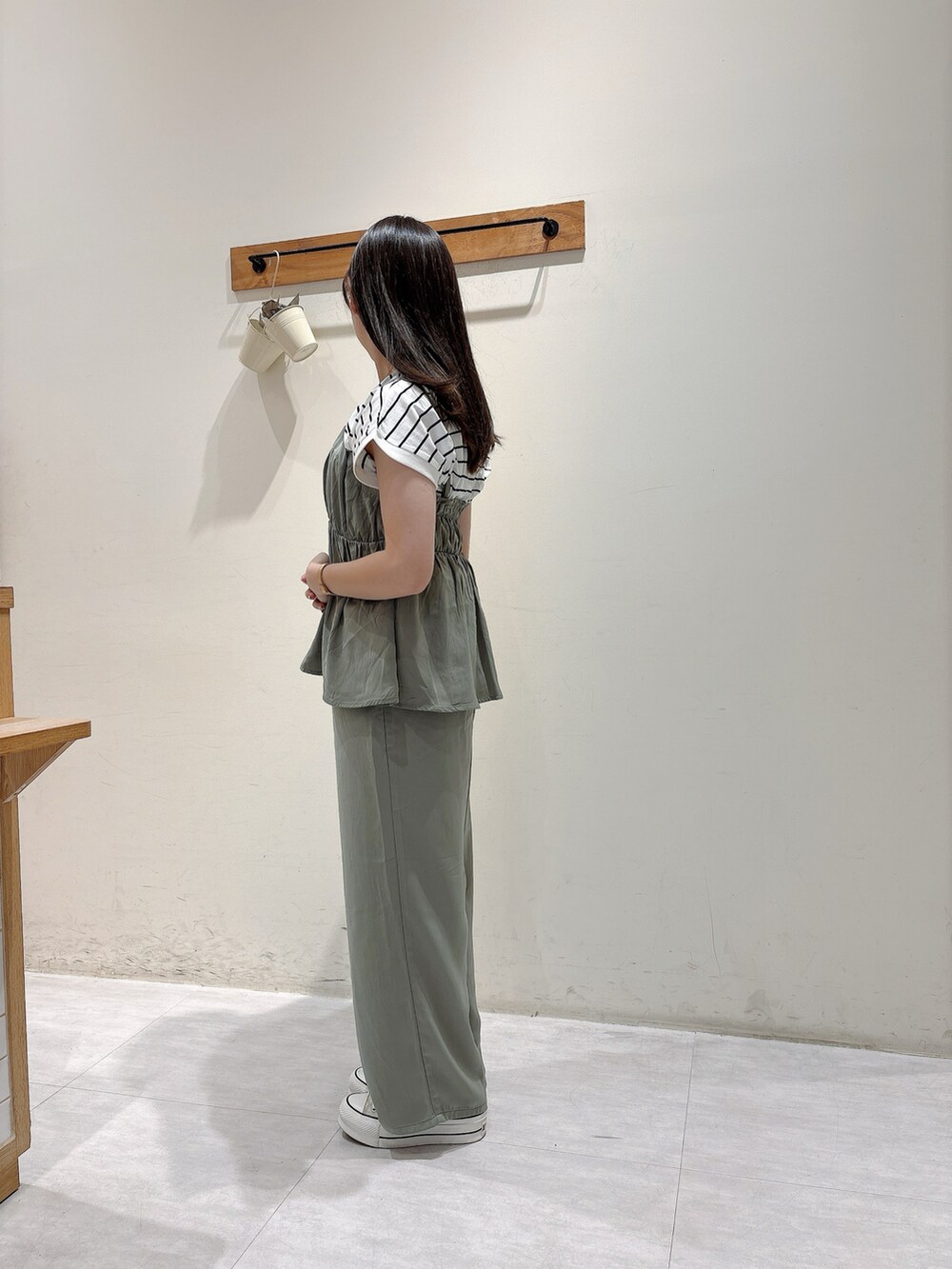 グリーン系のシャツ/ブラウス、ブラック系のトップス、グリーン系のその他パンツを着用したレディースの春コーディネートの2枚目の写真