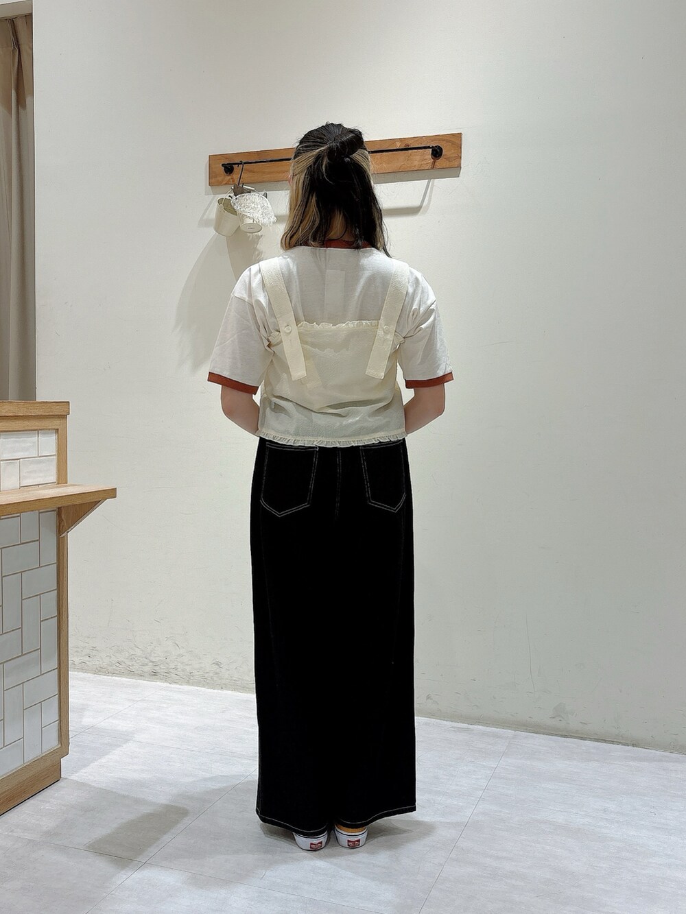 ホワイト系のシャツ/ブラウス、ホワイト系のTシャツ/カットソー、ブラック系のその他パンツを着用したレディースの夏コーディネートの3枚目の写真