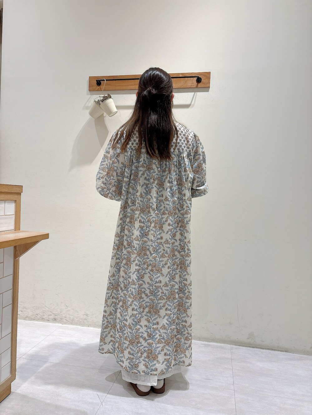 ホワイト系のワンピース/ドレス、ホワイト系のパンツ、ブラウン系のサンダルを着用したレディースの春コーディネートの3枚目の写真