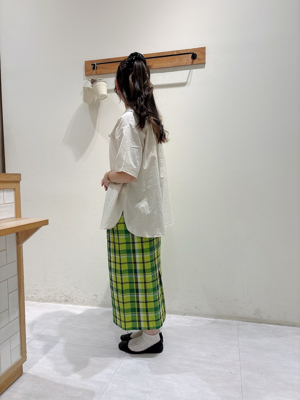 ベージュ系のシャツ/ブラウス、グリーン系のスカートを着用したレディースの夏コーディネートの2枚目の写真