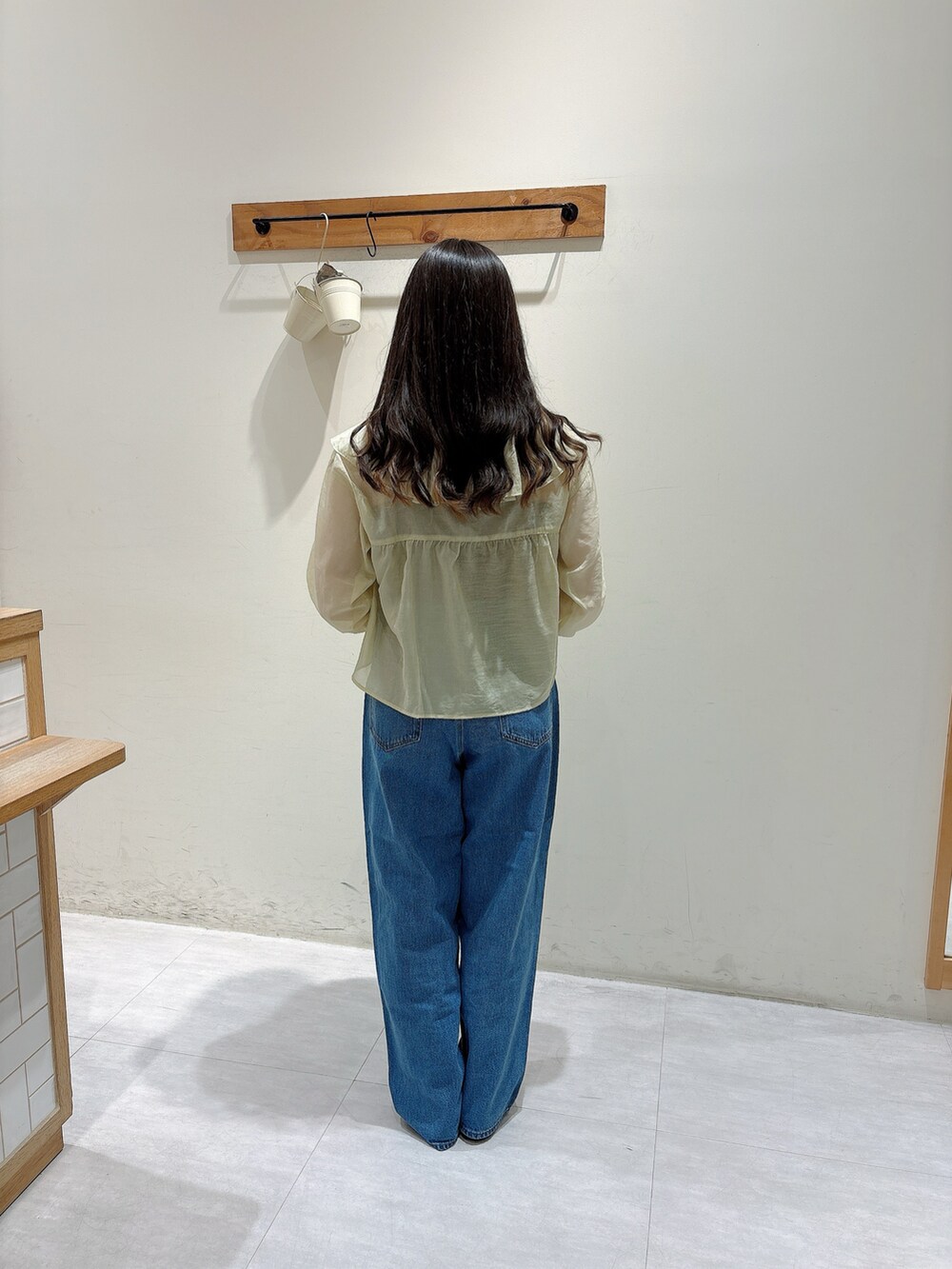 グリーン系のシャツ/ブラウス、ブルー系のその他パンツを着用したレディースの夏コーディネートの3枚目の写真