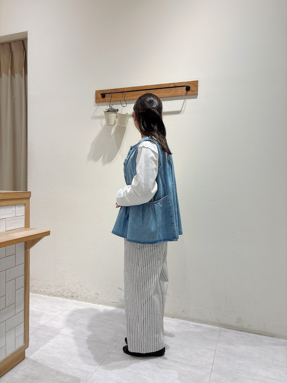 ホワイト系のTシャツ/カットソー、ブルー系のベスト、ホワイト系のその他パンツを着用したレディースの春コーディネートの2枚目の写真