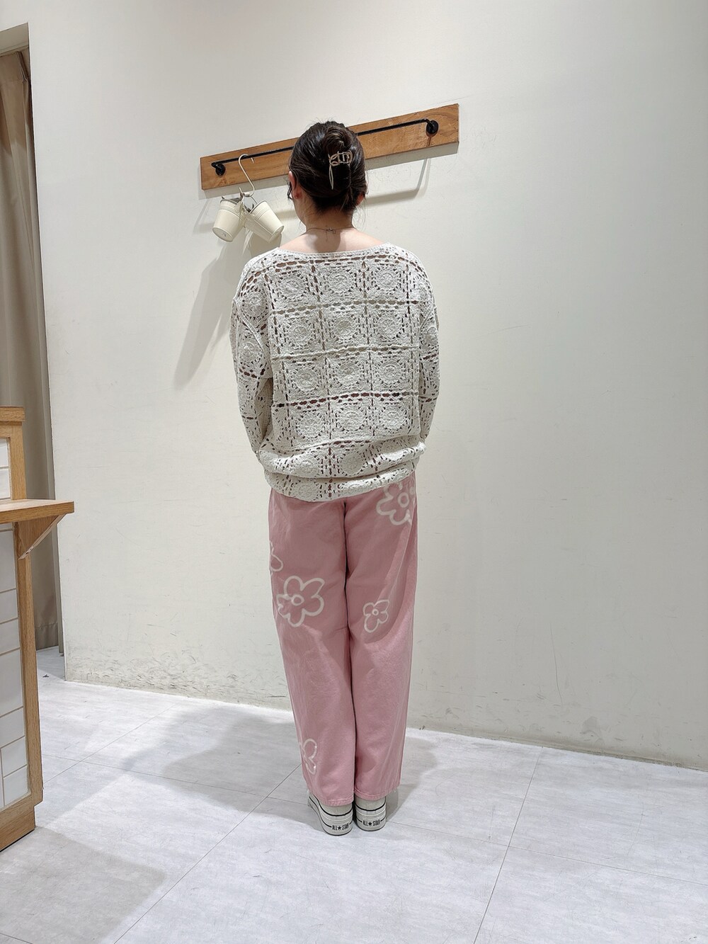 ホワイト系のニット/セーター、ホワイト系のキャミソール、ピンク系のパンツを着用したレディースの春コーディネートの3枚目の写真