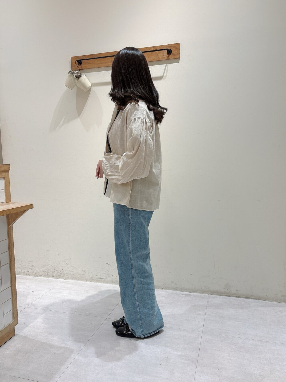 ピンク系のTシャツ/カットソー、ホワイト系のシャツ/ブラウス、ブルー系のその他パンツを着用したレディースの春コーディネートの2枚目の写真