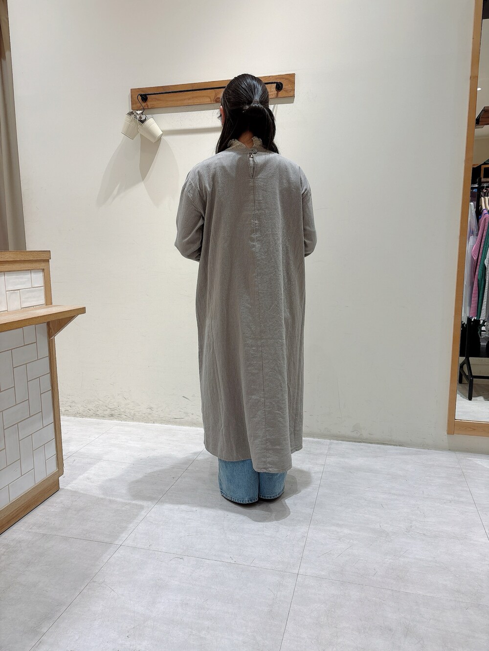 グレー系のワンピース/ドレス、ブルー系のその他パンツを着用したレディースの春コーディネートの4枚目の写真