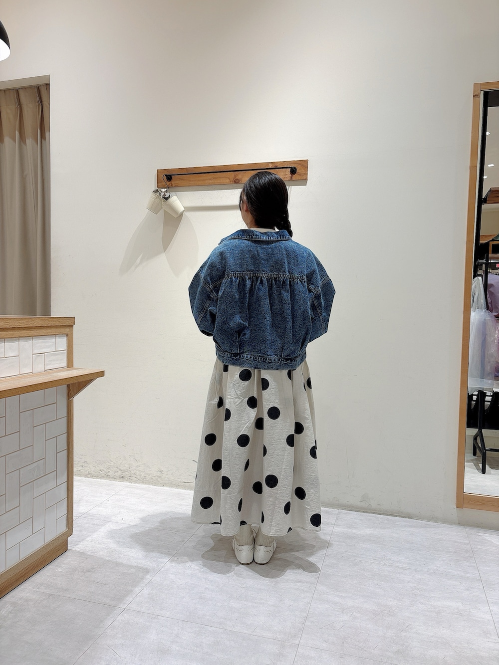 ホワイト系のシャツ/ブラウス、ブラウン系のその他パンツ、ホワイト系のドレスシューズを着用したレディースの春コーディネートの4枚目の写真