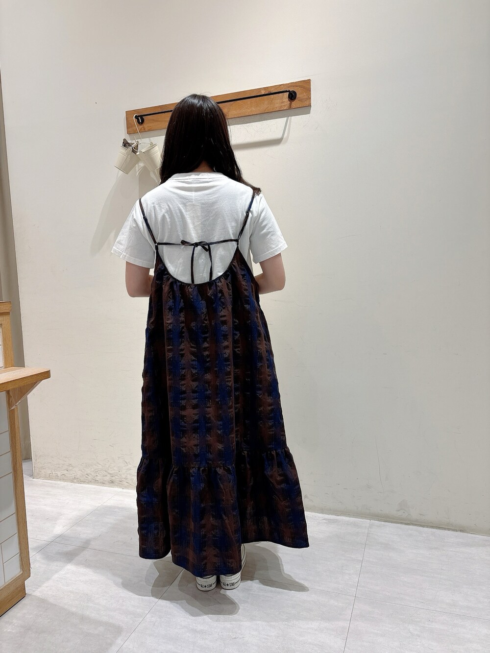 ホワイト系のトップス、ブラウン系のワンピース/ドレスを着用したレディースの春コーディネートの3枚目の写真