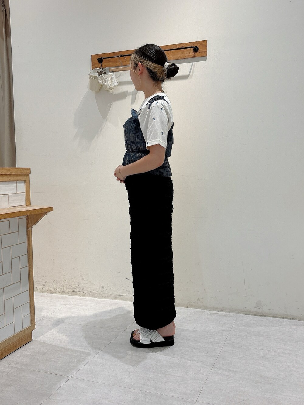 ブルー系のシャツ/ブラウス、ホワイト系のTシャツ/カットソー、ブラック系のスカートを着用したレディースの夏コーディネートの2枚目の写真