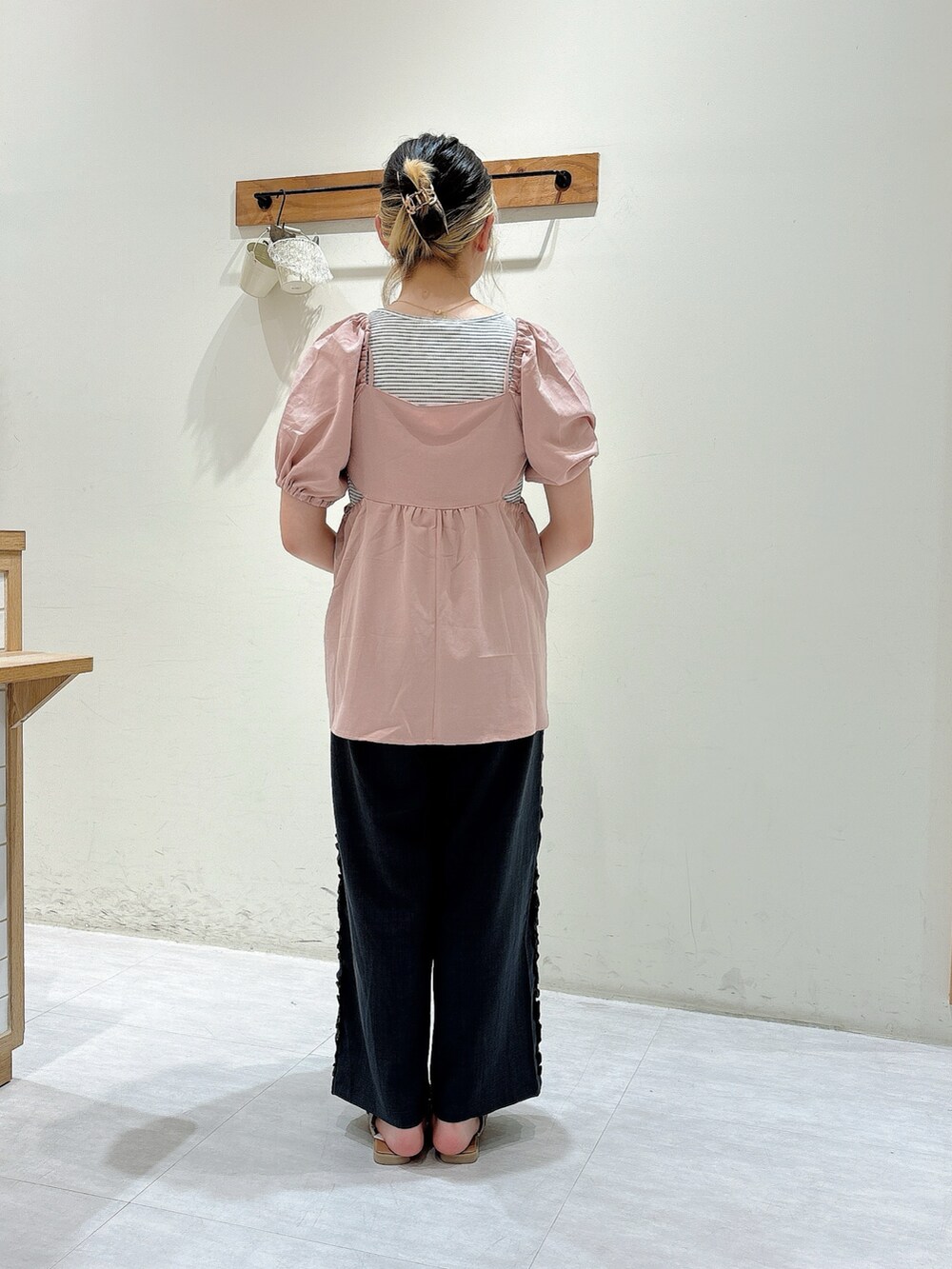 ピンク系のシャツ/ブラウス、ホワイト系のタンクトップ、グレー系のその他パンツを着用したレディースの夏コーディネートの3枚目の写真