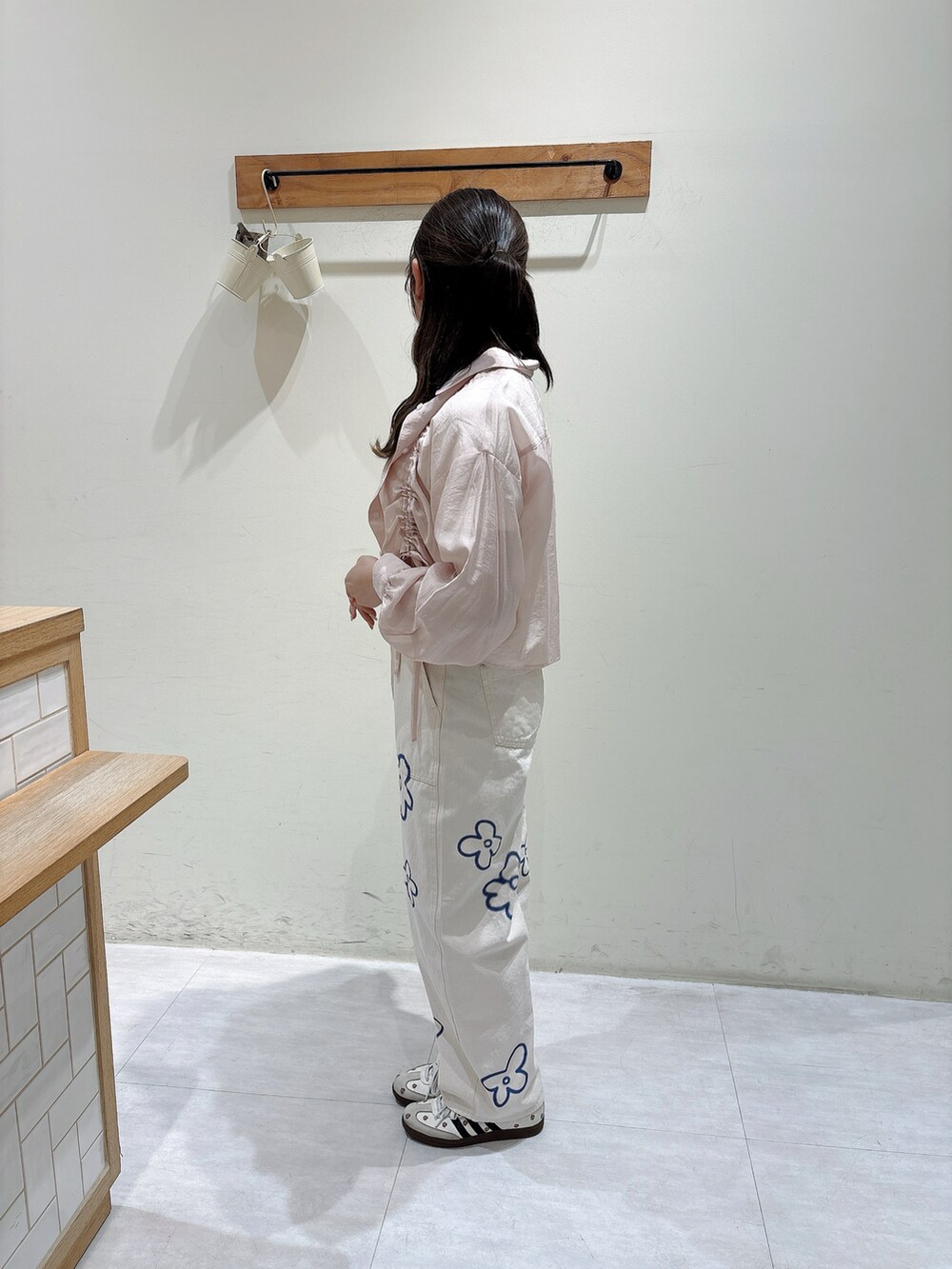 ピンク系のシャツ/ブラウス、ホワイト系のTシャツ/カットソー、ホワイト系のその他パンツを着用したレディースの春コーディネートの2枚目の写真