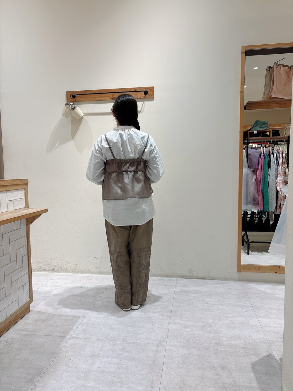 ホワイト系のシャツ/ブラウス、ブラウン系のその他パンツ、ホワイト系のドレスシューズを着用したレディースの春コーディネートの2枚目の写真