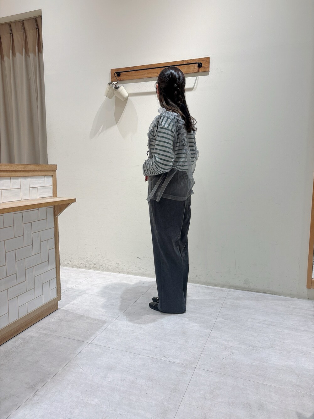 グリーン系のTシャツ/カットソー、グレー系のTシャツ/カットソー、グレー系のその他パンツを着用したレディースの春コーディネートの2枚目の写真