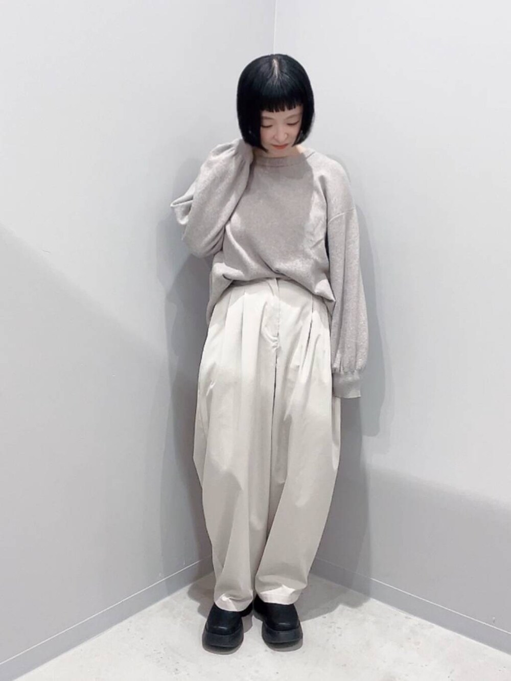 ベージュ系のその他パンツ、ブラック系のブーツを着用したレディースの冬コーディネートの2枚目の写真