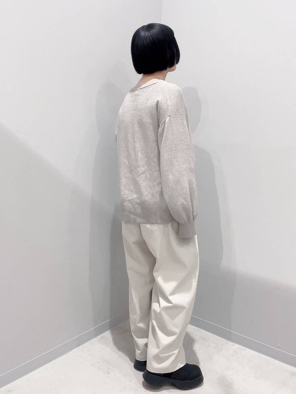 ベージュ系のその他パンツ、ブラック系のブーツを着用したレディースの冬コーディネートの3枚目の写真