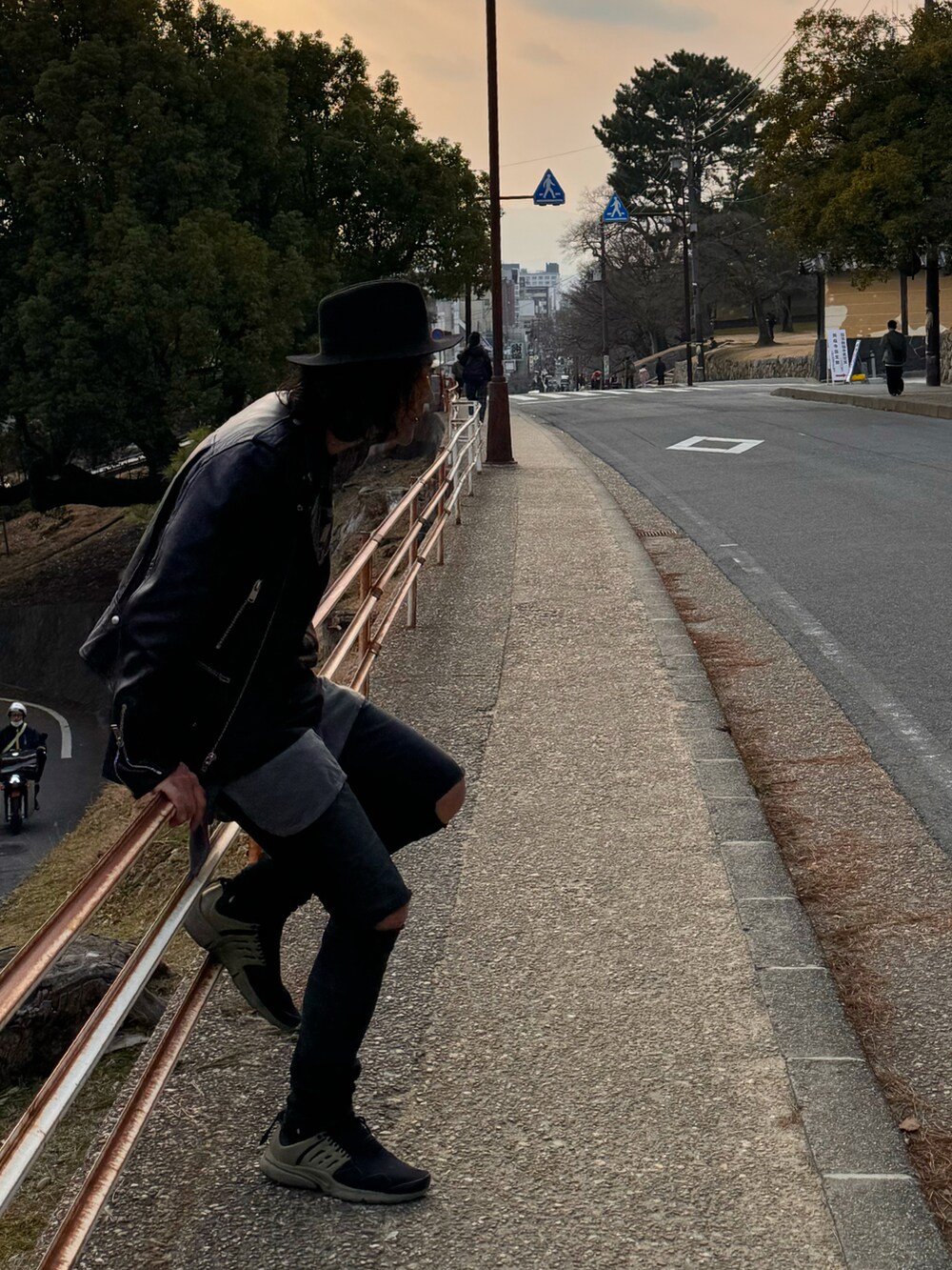 「ridersjacket、pedora」｜「SAINT LAURENT PARISのアイテム（ライダースジャケット、ブラック系）」を使った、kasiraさん（メンズ・178cm）の春コーディネートの2枚目の写真