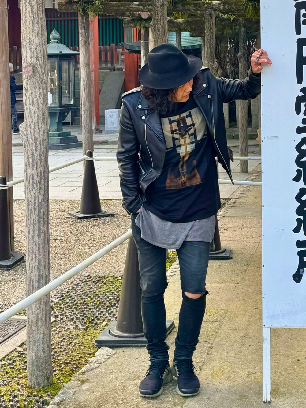 「ridersjacket、pedora」｜「SAINT LAURENT PARISのアイテム（ライダースジャケット、ブラック系）」を使った、kasiraさん（メンズ・178cm）の春コーディネートの3枚目の写真