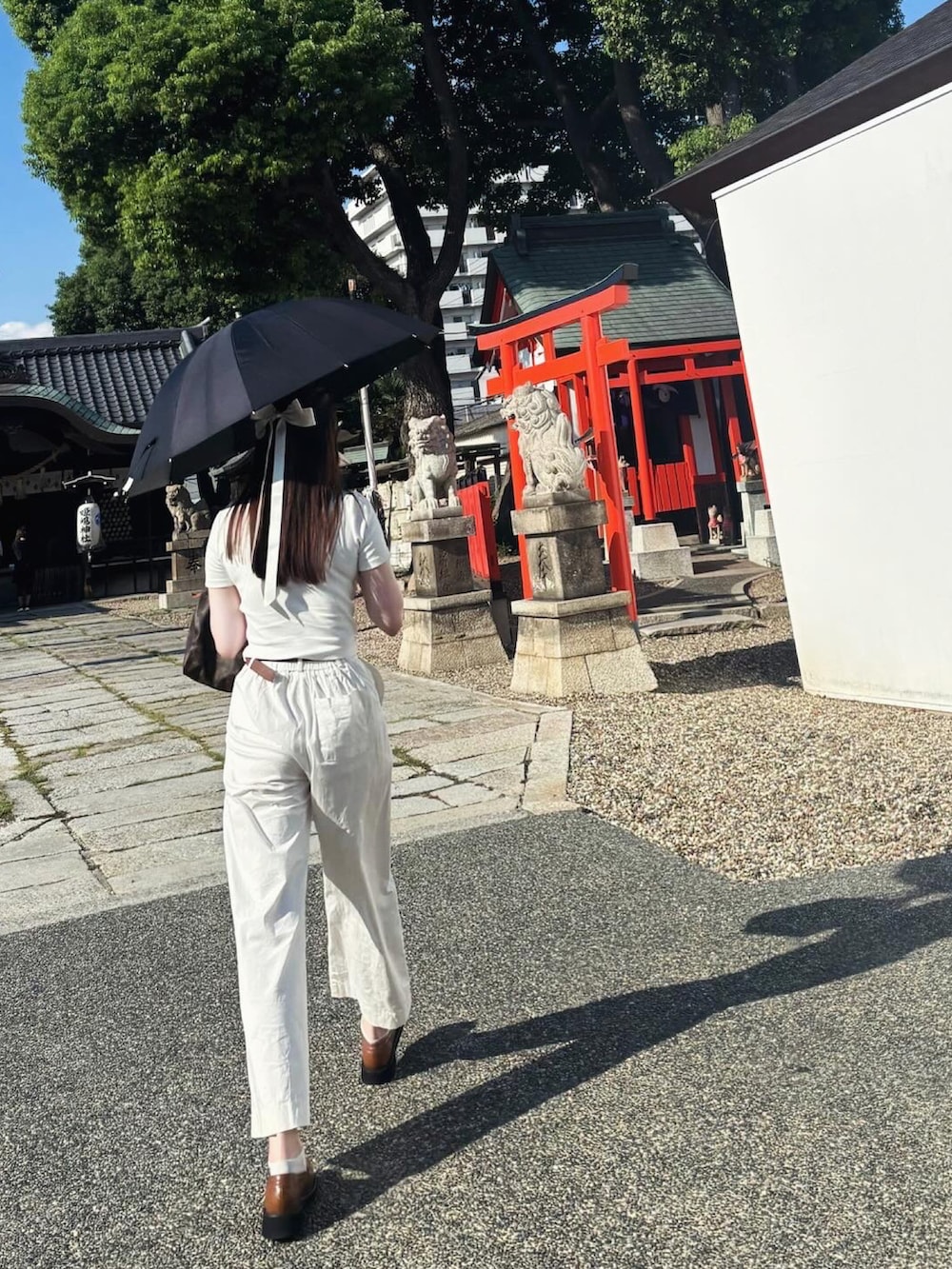 「ブラウン、ホワイト、プチプラコーデ、着回しコーデ、オトナカジュアル、大人ガーリー、きれいめコーデ、夏秋ミックス、oldmoney、ootd、カラーコーデ、お洒落さんとつながりたい、大人女子、ホワイトコーデ、リボン」｜「LOUIS VUITTONのアイテム（ハンドバッグ、ブラウン系）」を使った、RaBBiさん（レディース・162cm）の秋コーディネートの2枚目の写真