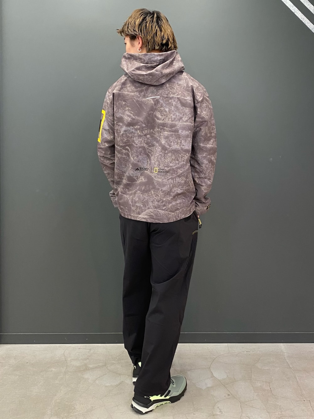 「ジャケット、アウター、マウンテンパーカー、アウトドア、adidas、アディダス、ナショナルジオグラフィック、terrex、テレックス」｜「adidasのナショナル ジオグラフィック 総柄プリント RAIN. RDY ジャケット / アディダス adidas（マウンテンパーカー、パープル系）」を使った、Shunsukeさん（メンズ・180cm）の冬コーディネートの2枚目の写真