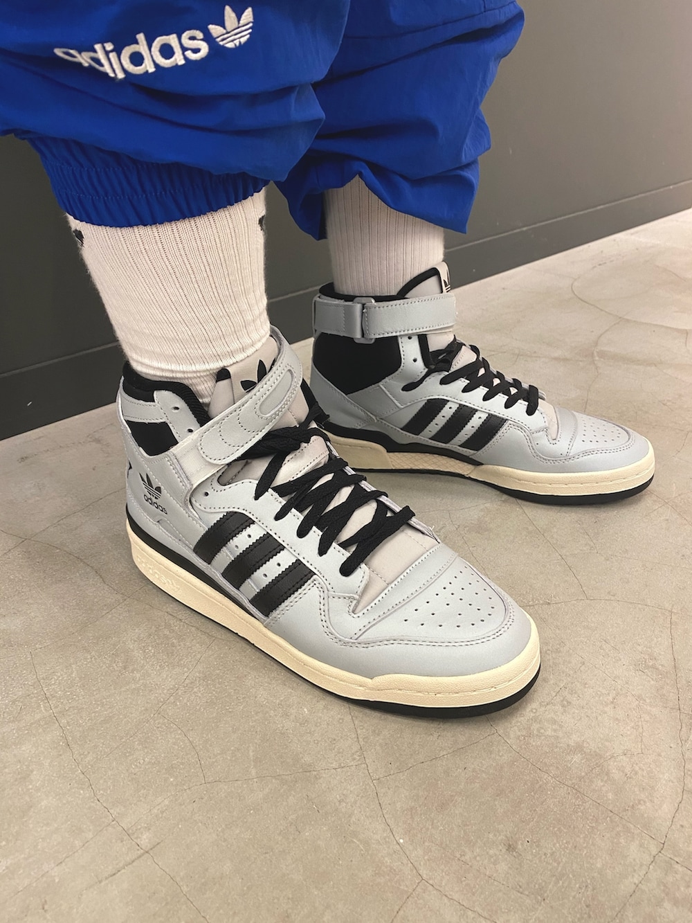 「スニーカー、セットアップ、スタッフコーデ、adidas、ジャージ、アディダス、レトロ、adidas originals、アディカラー、フォーラム」｜「adidasのレトロ トラックトップ（ジャージ） / アディダスオリジナルス adidas Originals（ナイロンジャケット、ホワイト系）」を使った、Shunsukeさん（メンズ・180cm）の夏コーディネートの5枚目の写真