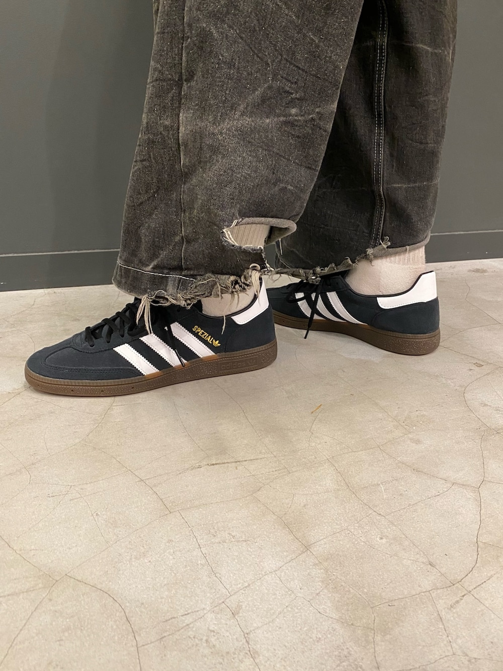 ブルー系のジャージ、ブラック系のスニーカーを着用したメンズの春コーディネートの3枚目の写真