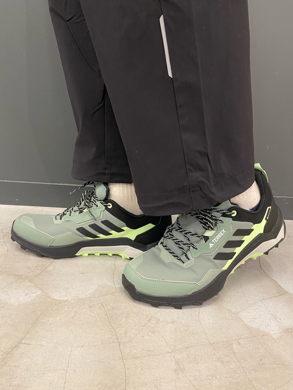 「ジャケット、アウター、マウンテンパーカー、アウトドア、adidas、アディダス、ナショナルジオグラフィック、terrex、テレックス」｜「adidasのナショナル ジオグラフィック 総柄プリント RAIN. RDY ジャケット / アディダス adidas（マウンテンパーカー、パープル系）」を使った、Shunsukeさん（メンズ・180cm）の冬コーディネートの4枚目の写真