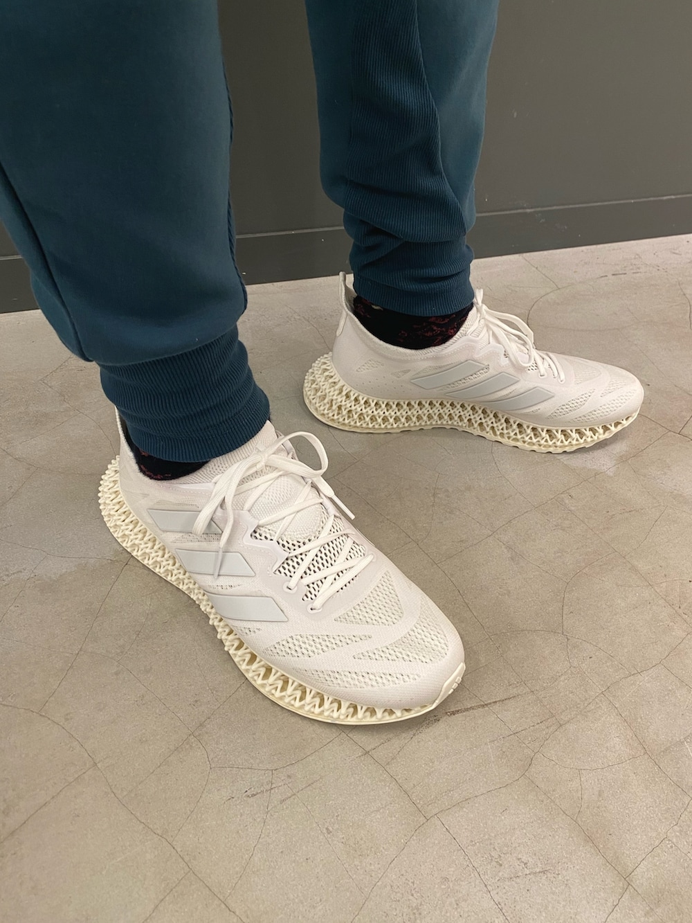 「スウェット、セットアップ、adidas、スポーツウェア、アディダス、ランニングシューズ、アディダスコーデ、Z.N.E.、4DFWD」｜「adidasのadidas Z.N.E. プレミアム スウェット（トップス、ブルー系）」を使った、Shunsukeさん（メンズ・180cm）の秋コーディネートの3枚目の写真