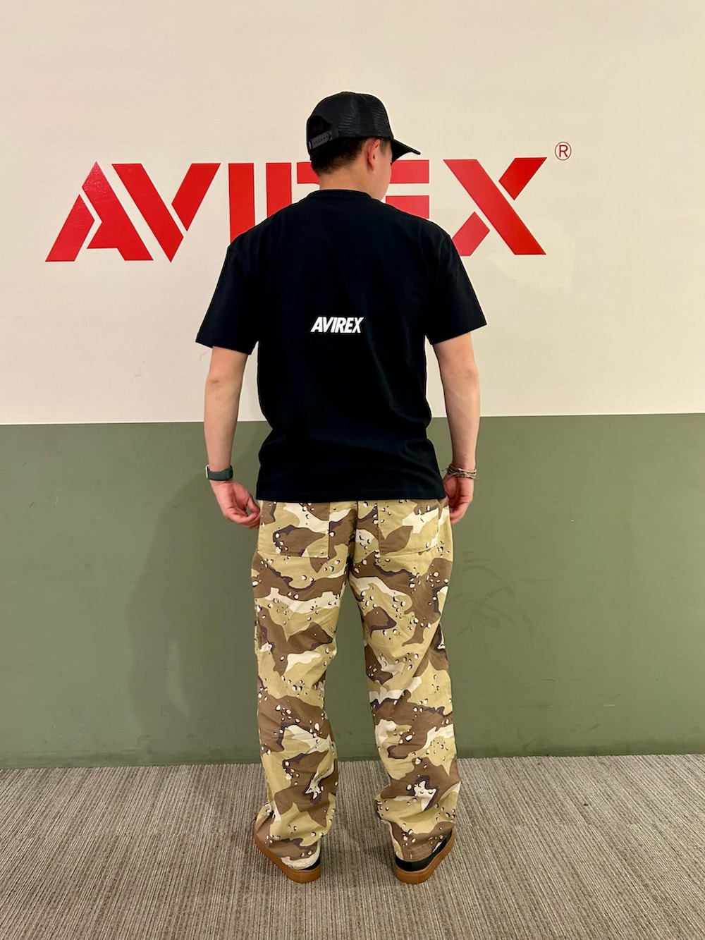 ブラック系のTシャツ/カットソー、その他のカーゴパンツ、ブラック系のスニーカーを着用したメンズの春コーディネートの2枚目の写真