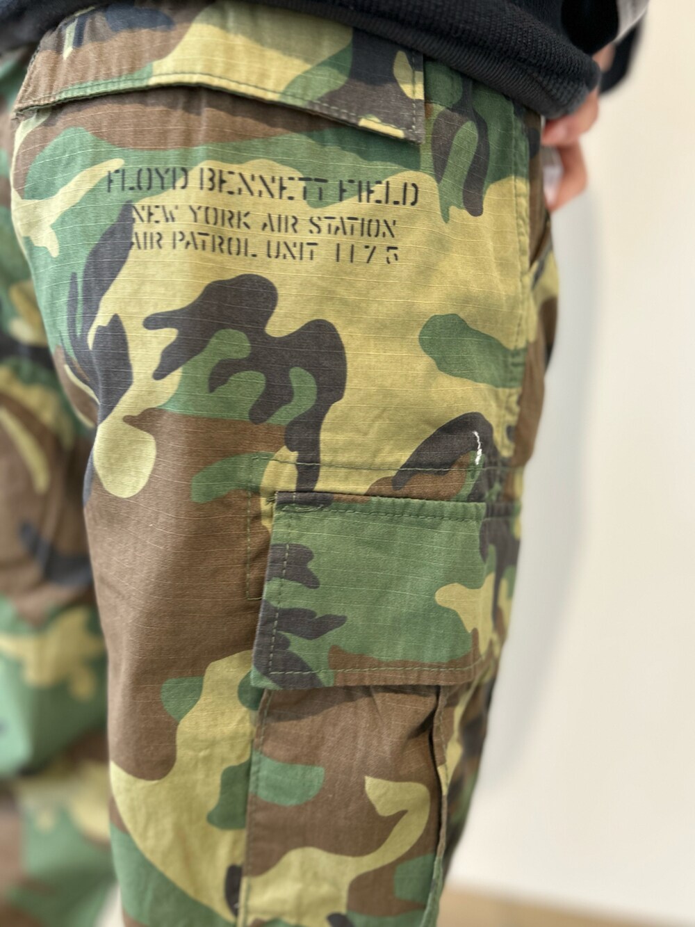 ブラック系のダウンジャケット/コート、グレー系のTシャツ/カットソー、その他のカーゴパンツを着用したメンズの冬コーディネートの5枚目の写真