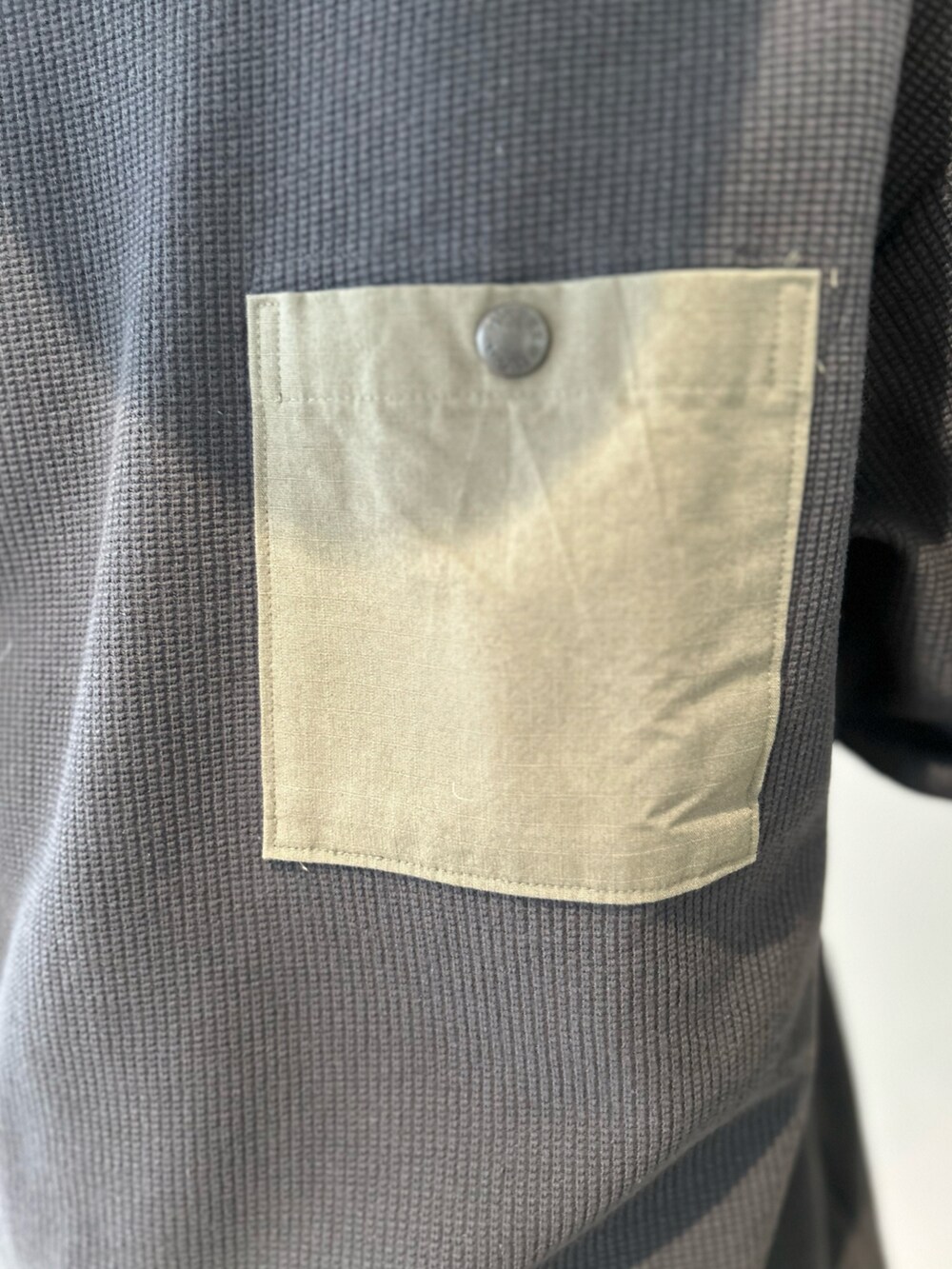 ブラック系のダウンジャケット/コート、グレー系のTシャツ/カットソー、その他のカーゴパンツを着用したメンズの冬コーディネートの4枚目の写真