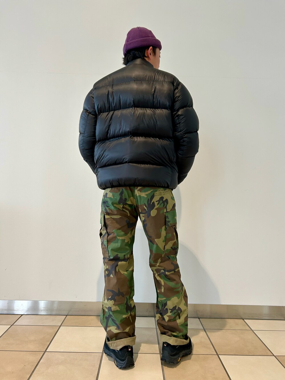 ブラック系のダウンジャケット/コート、グレー系のTシャツ/カットソー、その他のカーゴパンツを着用したメンズの冬コーディネートの2枚目の写真