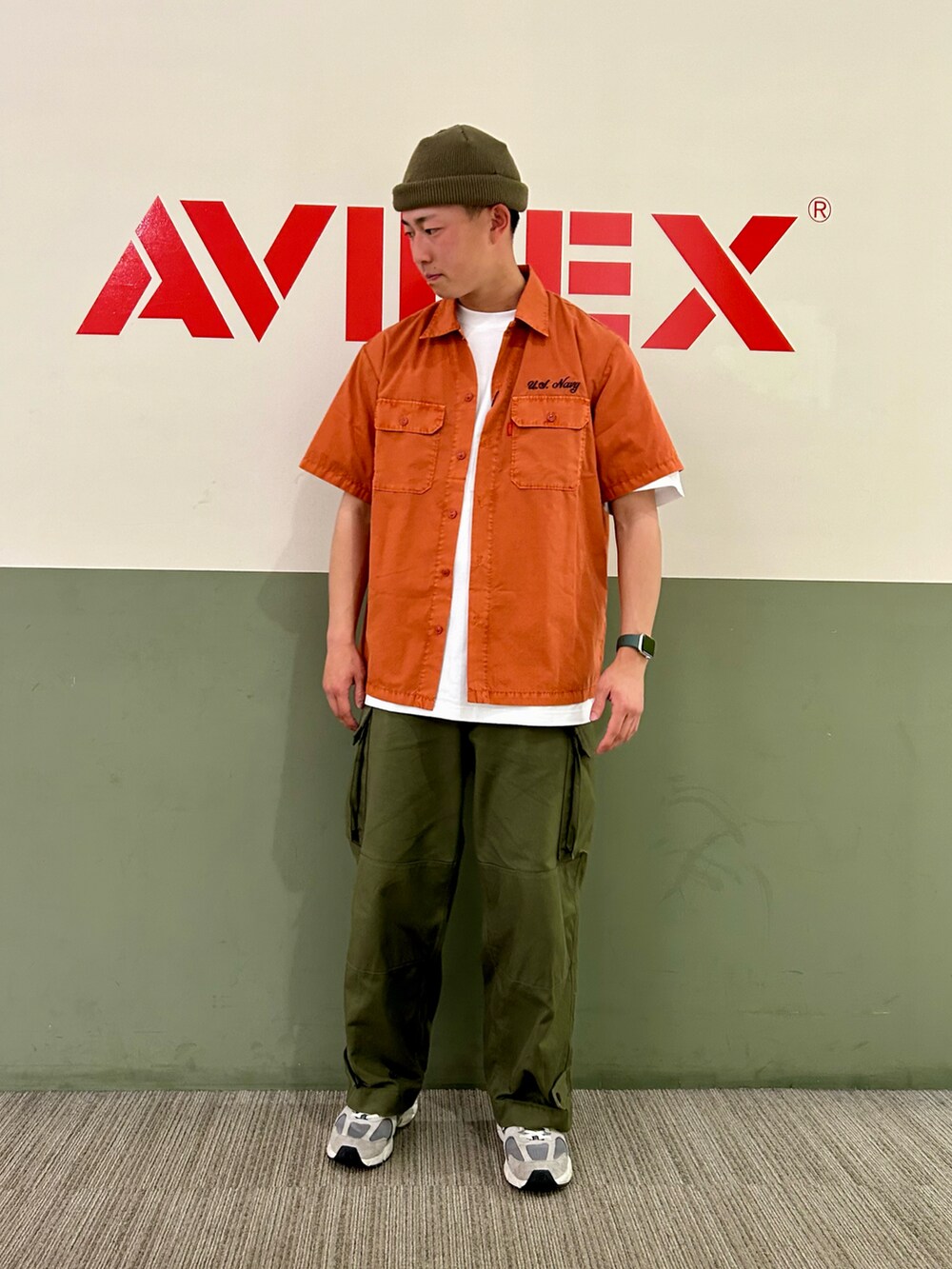 オレンジ系のシャツ/ブラウス、ホワイト系のTシャツ/カットソーを着用したメンズの春コーディネートの2枚目の写真