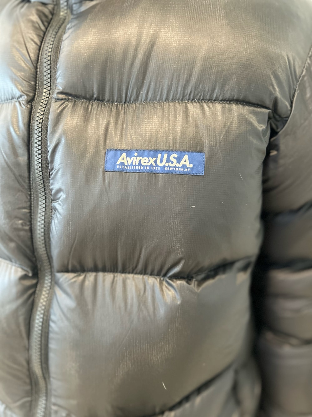 ブラック系のダウンジャケット/コート、グレー系のTシャツ/カットソー、その他のカーゴパンツを着用したメンズの冬コーディネートの3枚目の写真