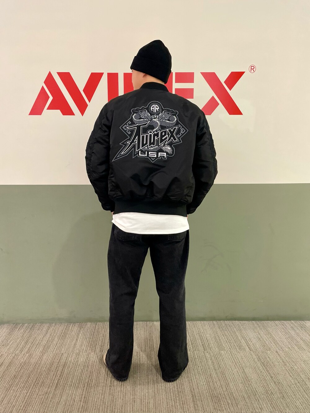 ホワイト系のTシャツ/カットソー、ブラック系のMA-1、ブラック系のニットキャップ/ビーニーを着用したメンズの冬コーディネートの2枚目の写真