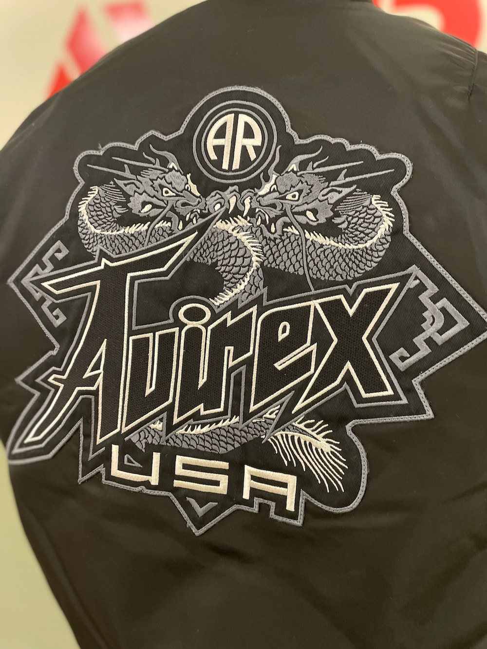 ホワイト系のTシャツ/カットソー、ブラック系のMA-1、ブラック系のニットキャップ/ビーニーを着用したメンズの冬コーディネートの4枚目の写真