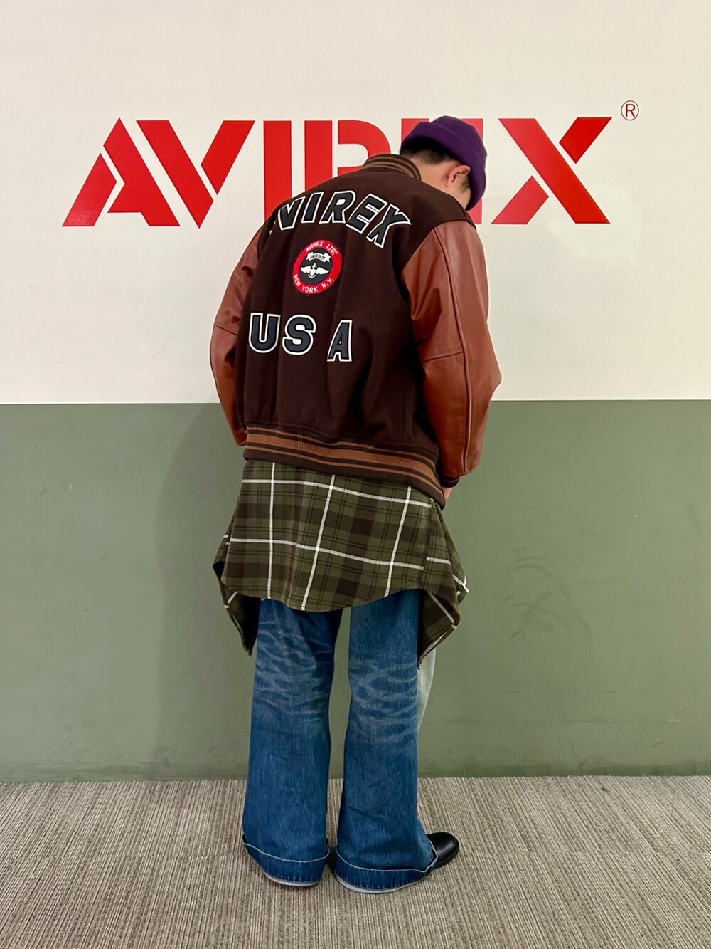 ブラウン系のスタジャン、ブラック系のTシャツ/カットソー、グリーン系のシャツ/ブラウスを着用したメンズの夏コーディネートの2枚目の写真