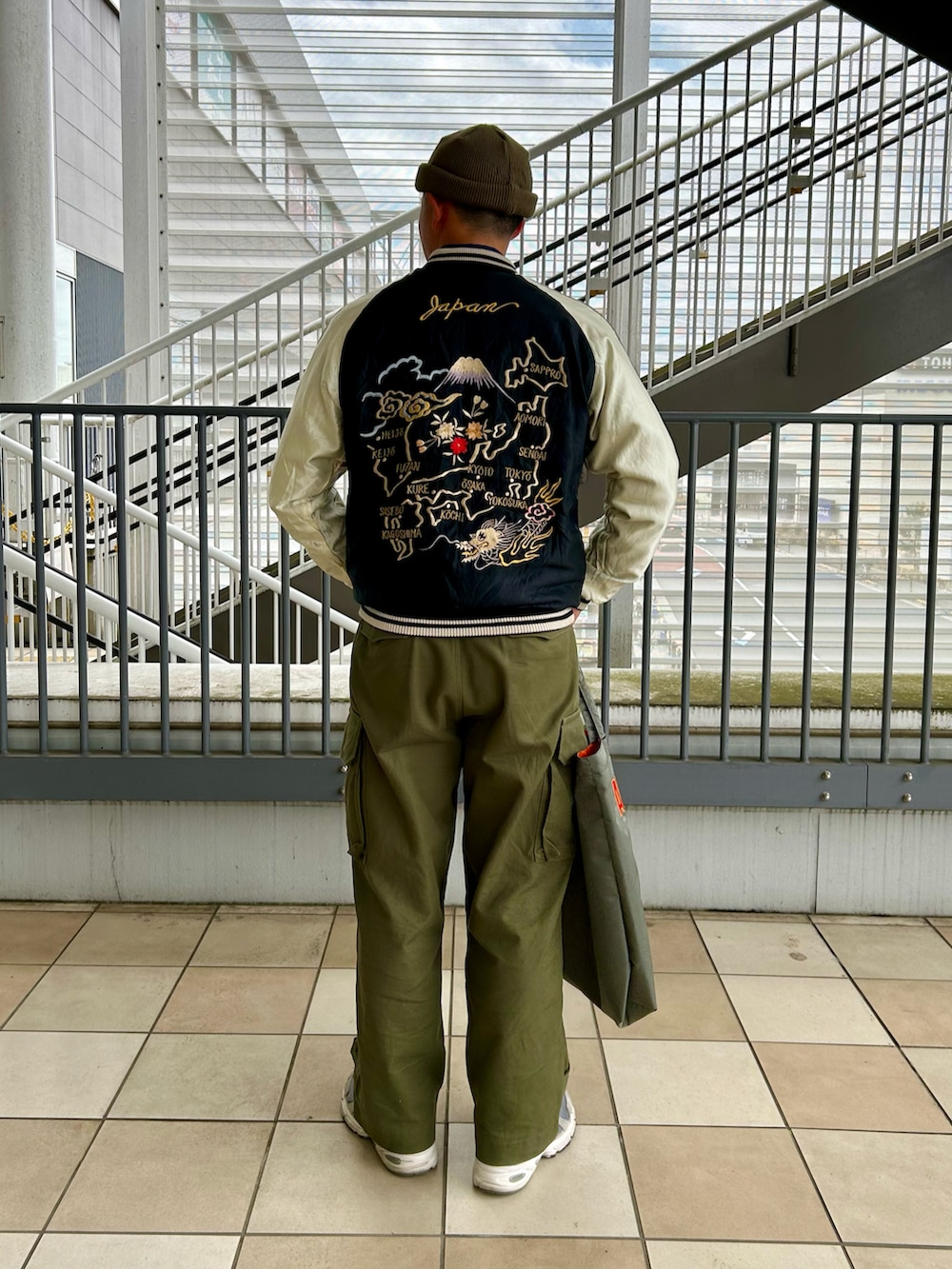 ブルー系のスカジャン、ブルー系のシャツ/ブラウス、グリーン系のトートバッグを着用したメンズの春コーディネートの2枚目の写真