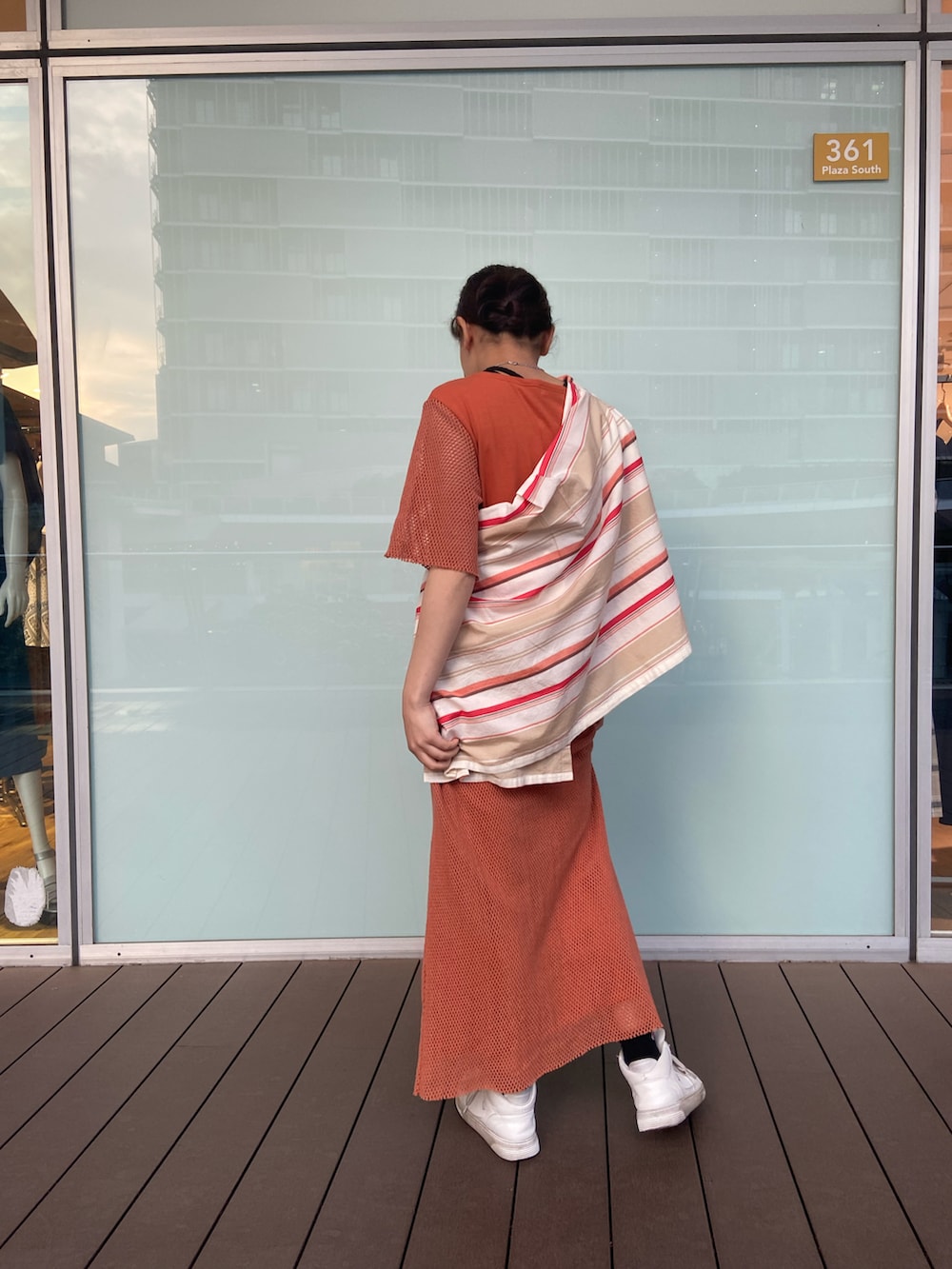「ワンピース、AVIREX、ootd、ゆったりコーデ、夏コーデ、低身長コーデ、オレンジコーデ、AVIREXBelle、楽コーデ、お出かけコーデ日記」｜「AVIREXのCUT×MESH ONEPIECE/ カットソー×メッシュ ワンピース（ワンピース、レッド系）」を使った、yuzuさん（レディース・156cm）の春コーディネートの2枚目の写真