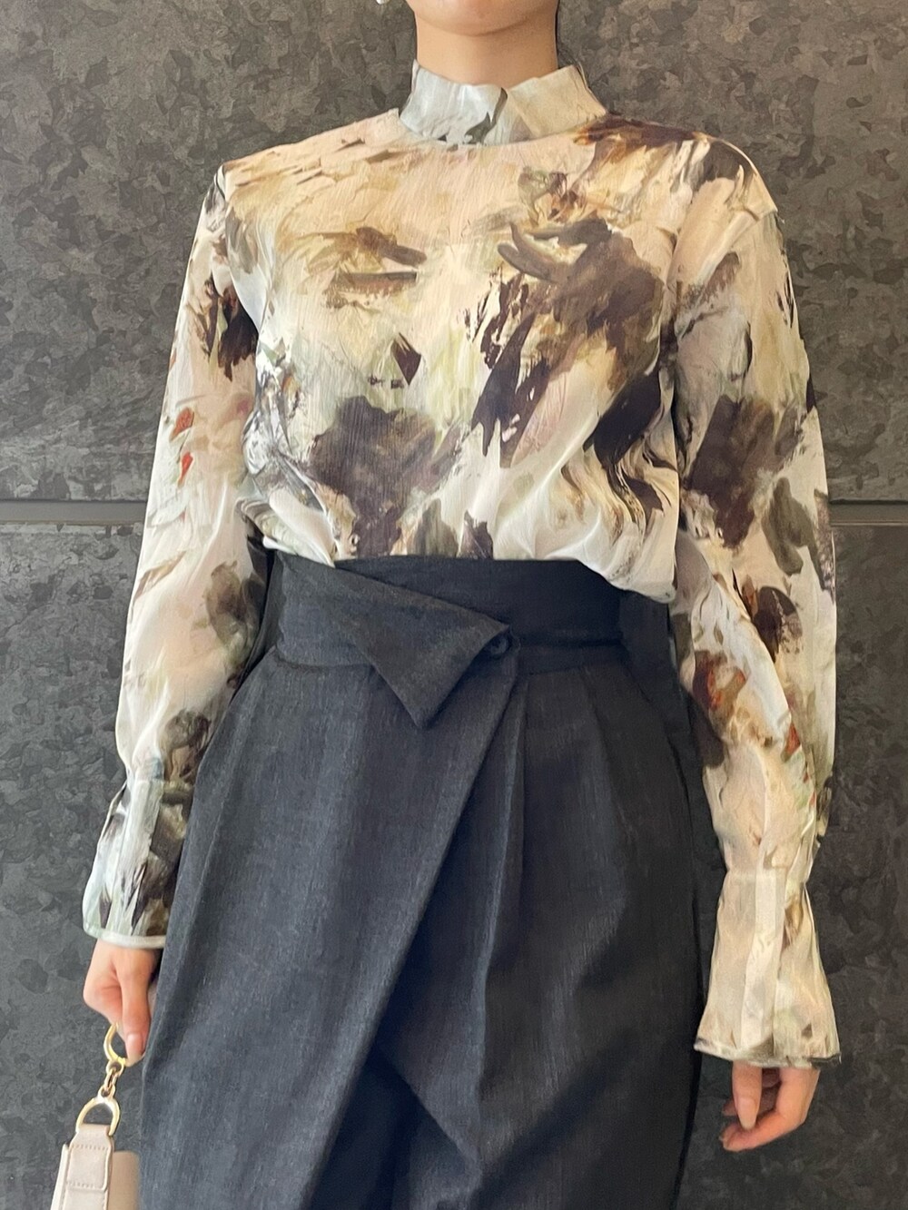 グリーン系のシャツ/ブラウス、グレー系のその他パンツ、ホワイト系のハンドバッグを着用したレディースの夏コーディネートの5枚目の写真