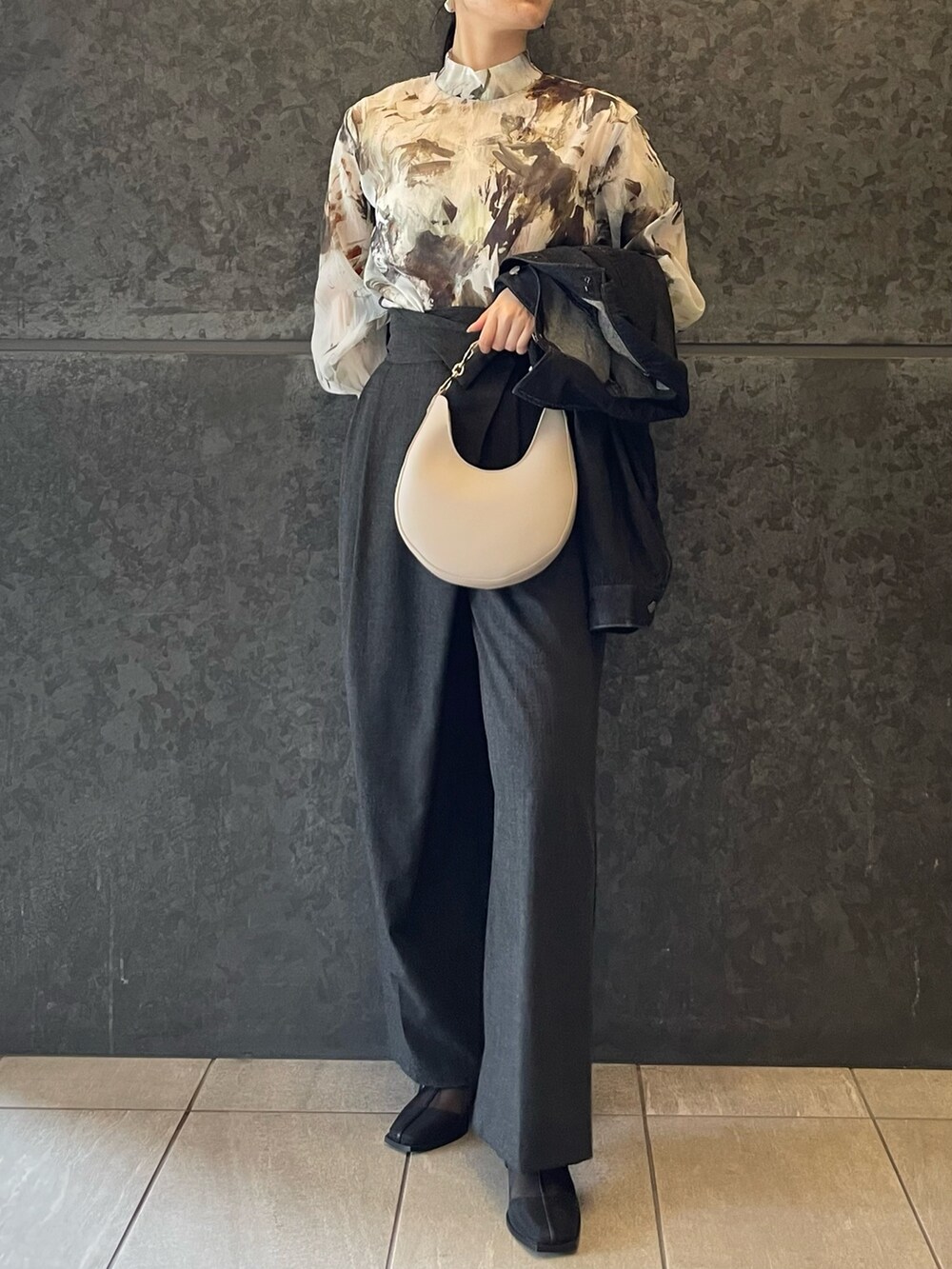 グリーン系のシャツ/ブラウス、グレー系のその他パンツ、ホワイト系のハンドバッグを着用したレディースの夏コーディネートの4枚目の写真