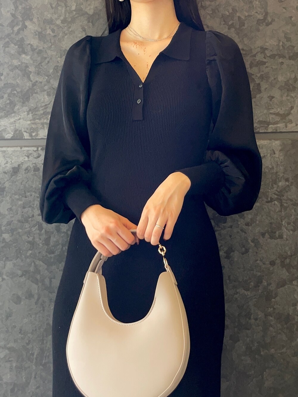 ホワイト系のハンドバッグ、ブラック系のブーツ、ブラック系のワンピースを着用したレディースの秋コーディネートの6枚目の写真