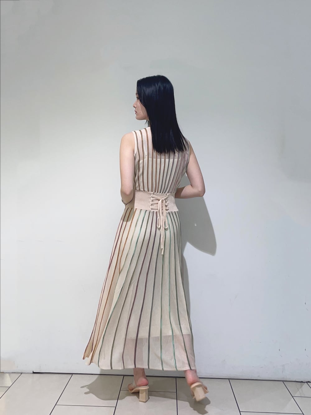 ホワイト系のワンピース、ブラック系のハンドバッグを着用したレディースの春コーディネートの5枚目の写真