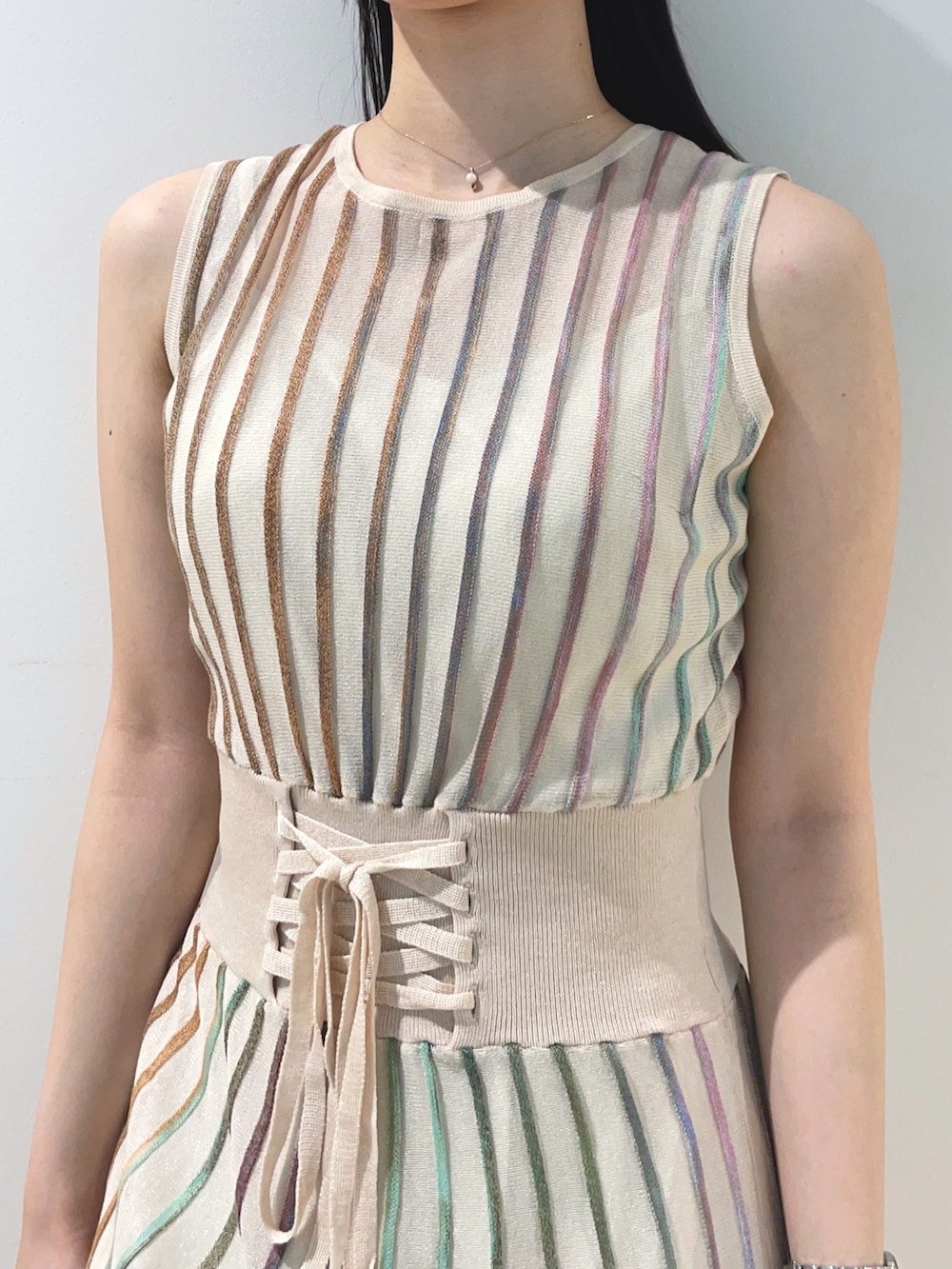 ホワイト系のワンピース、ブラック系のハンドバッグを着用したレディースの春コーディネートの6枚目の写真