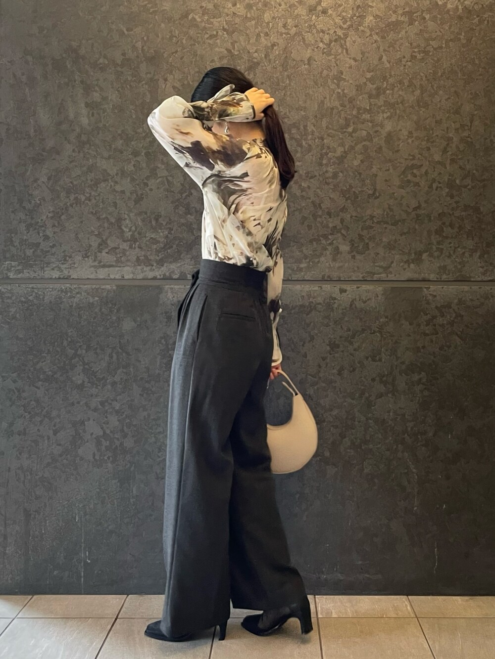 グリーン系のシャツ/ブラウス、グレー系のその他パンツ、ホワイト系のハンドバッグを着用したレディースの夏コーディネートの3枚目の写真